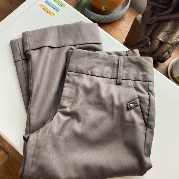 OLD Navy low waist stretch capri size 4 - Picture 3 of 7